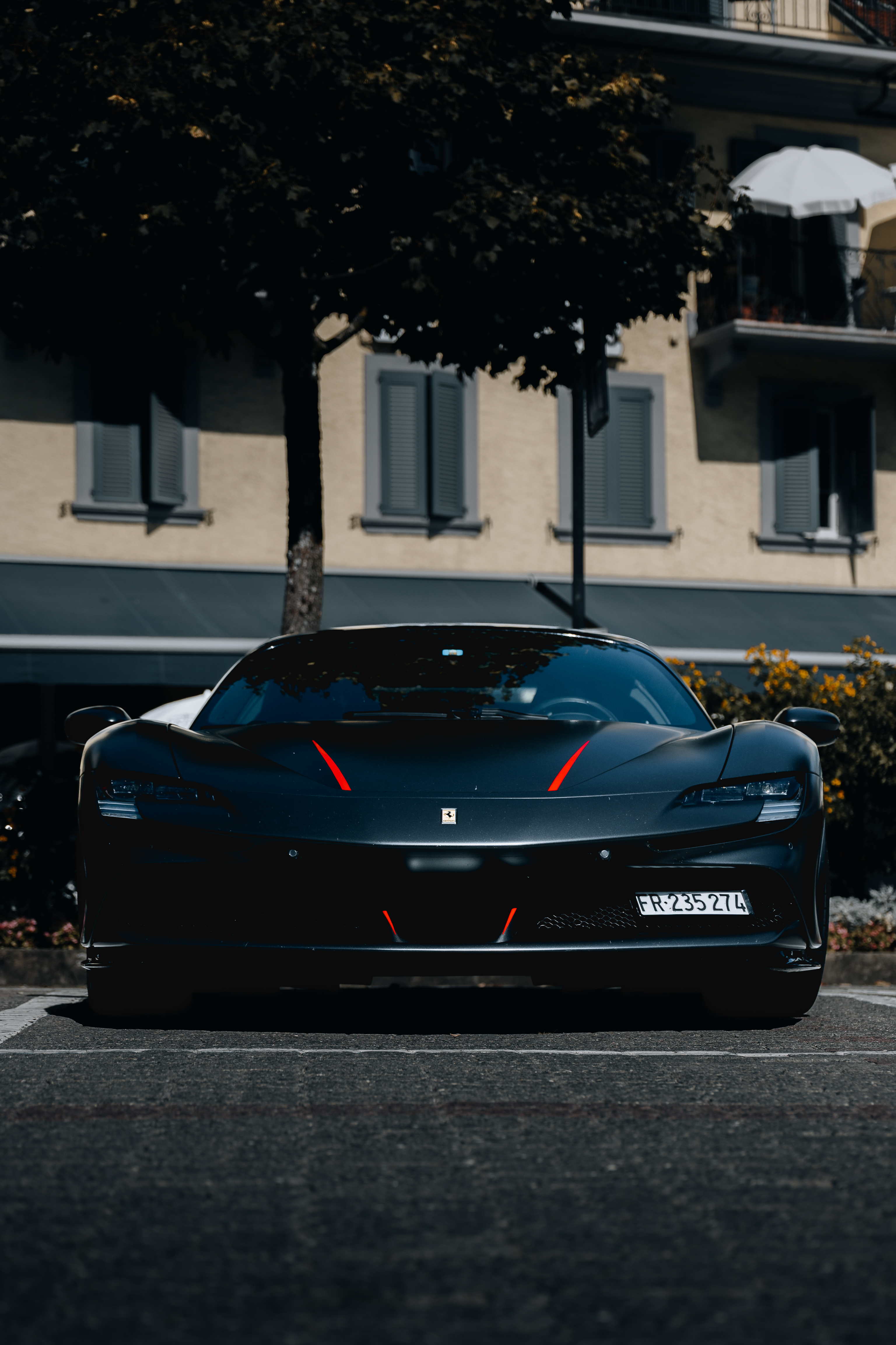 Ferrari noire vue de face