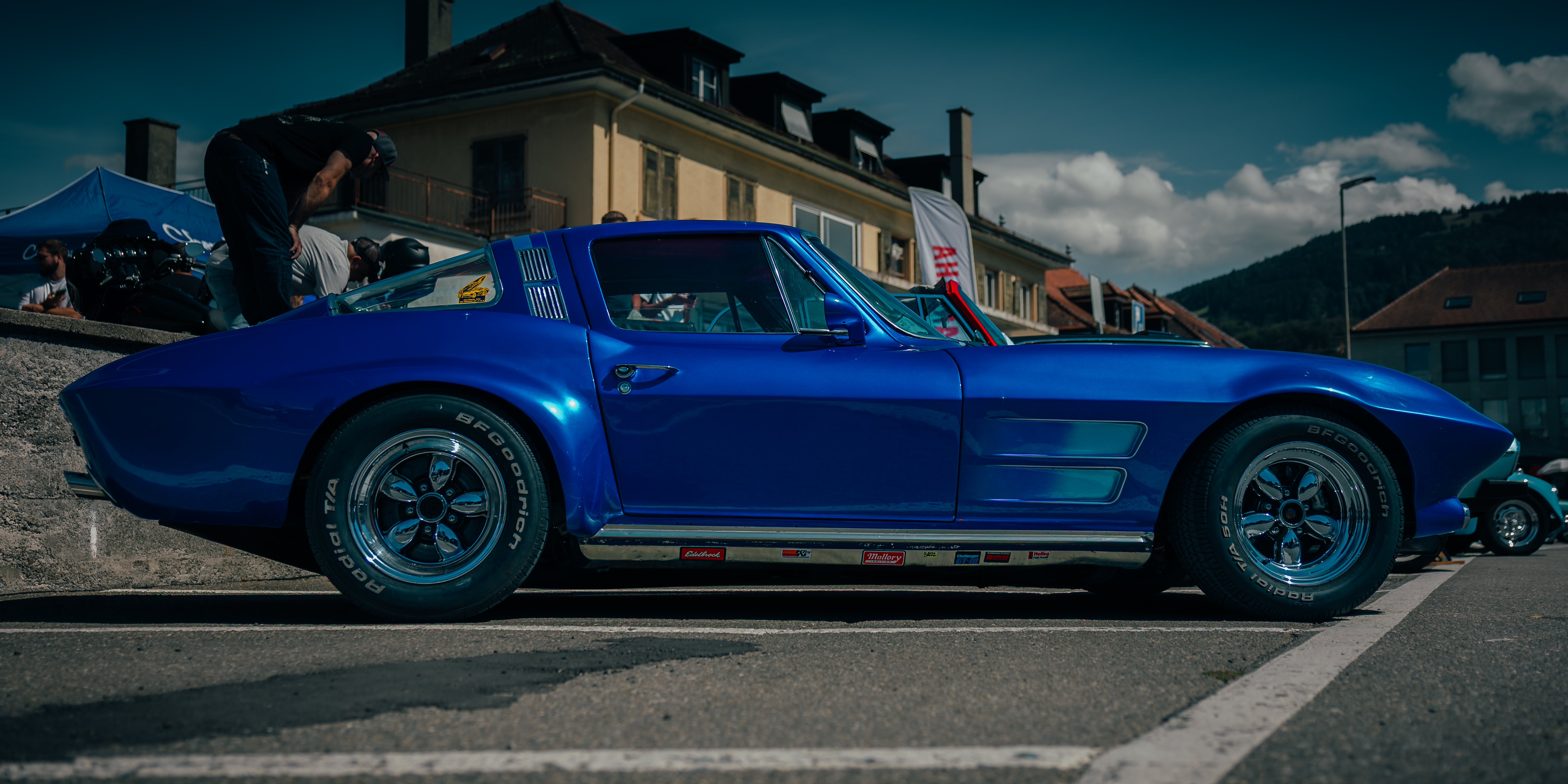 Chevrolet Corvette bleue vue de profil