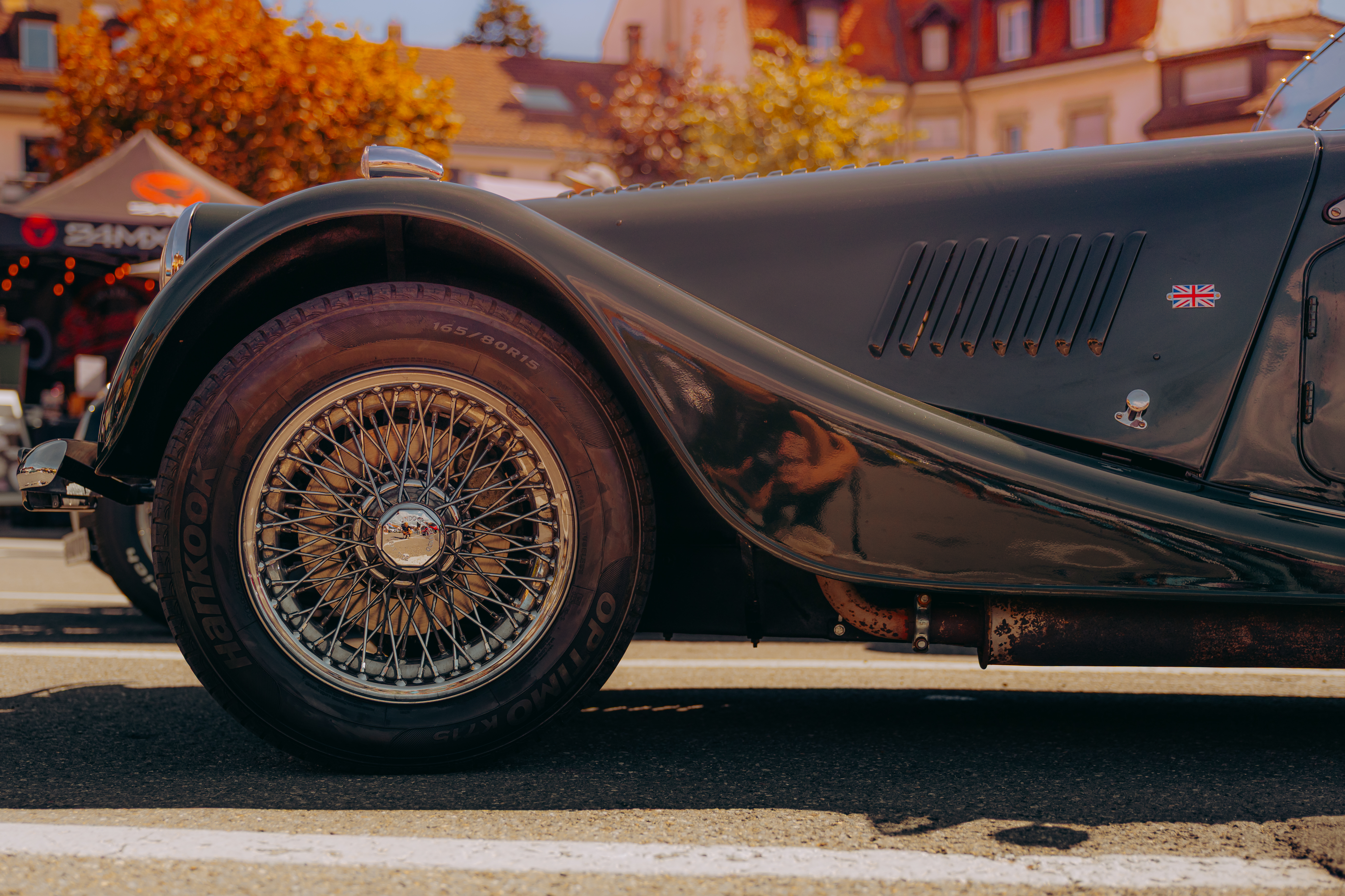 Détail de la roue et de l’aile d’une voiture ancienne britannique