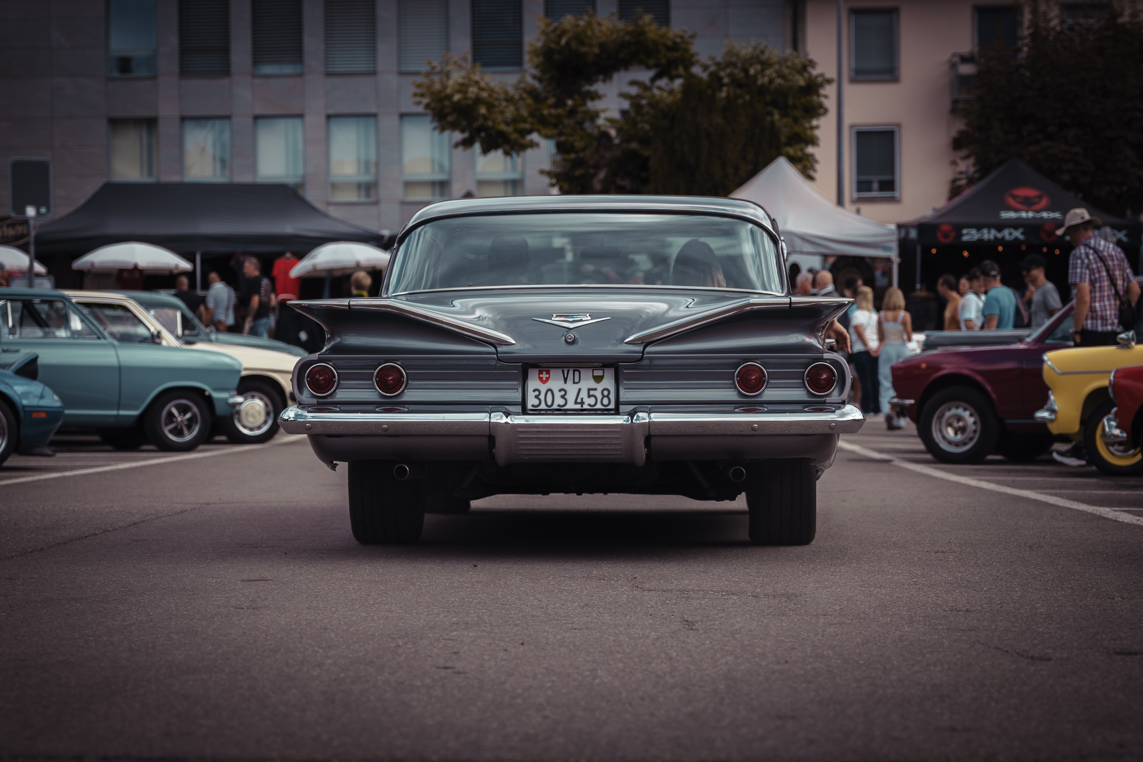 Chevrolet ancienne vue de l’arrière lors d’un rassemblement automobile
