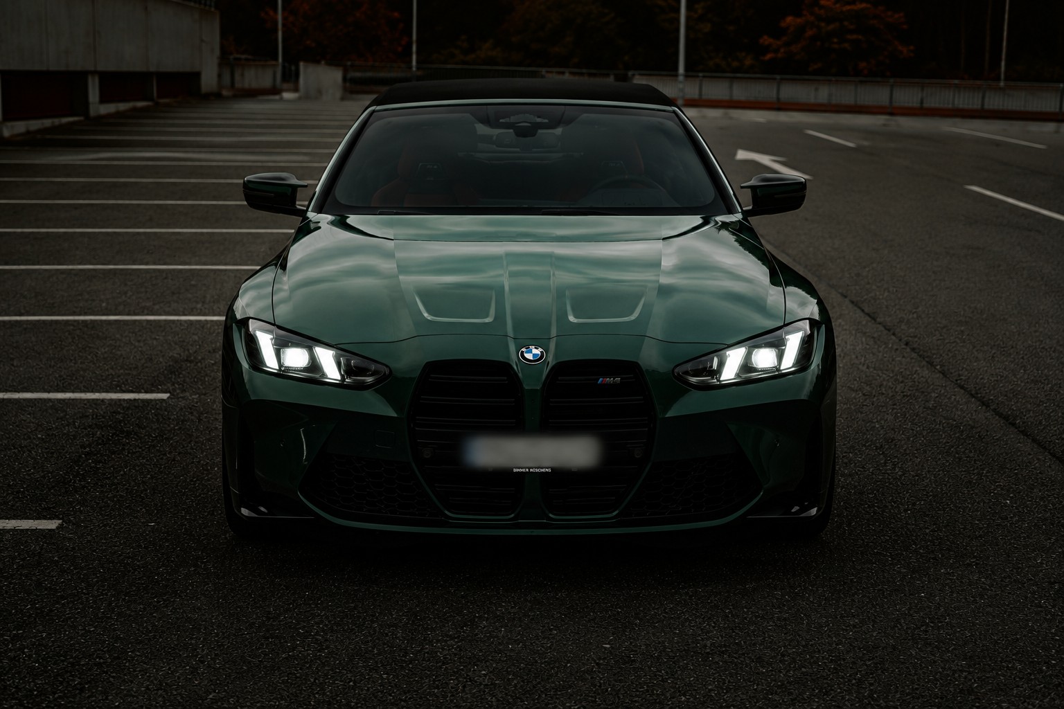 Vue frontale d’une BMW M4 Competition verte