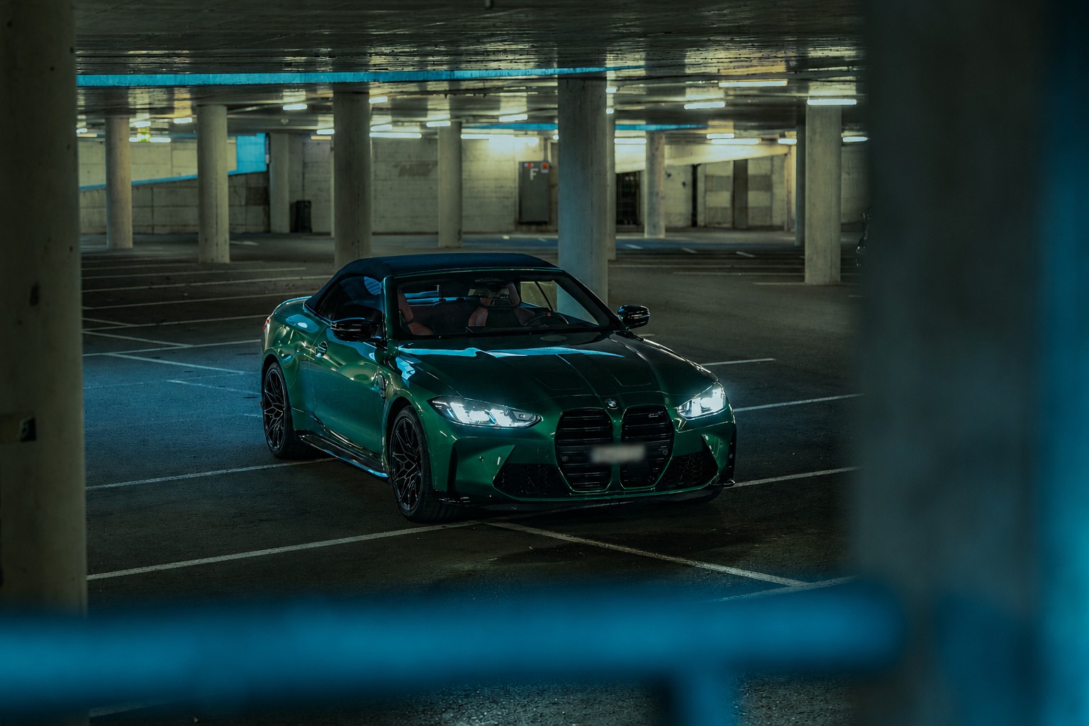 BMW M4 Competition verte dans un parking couvert