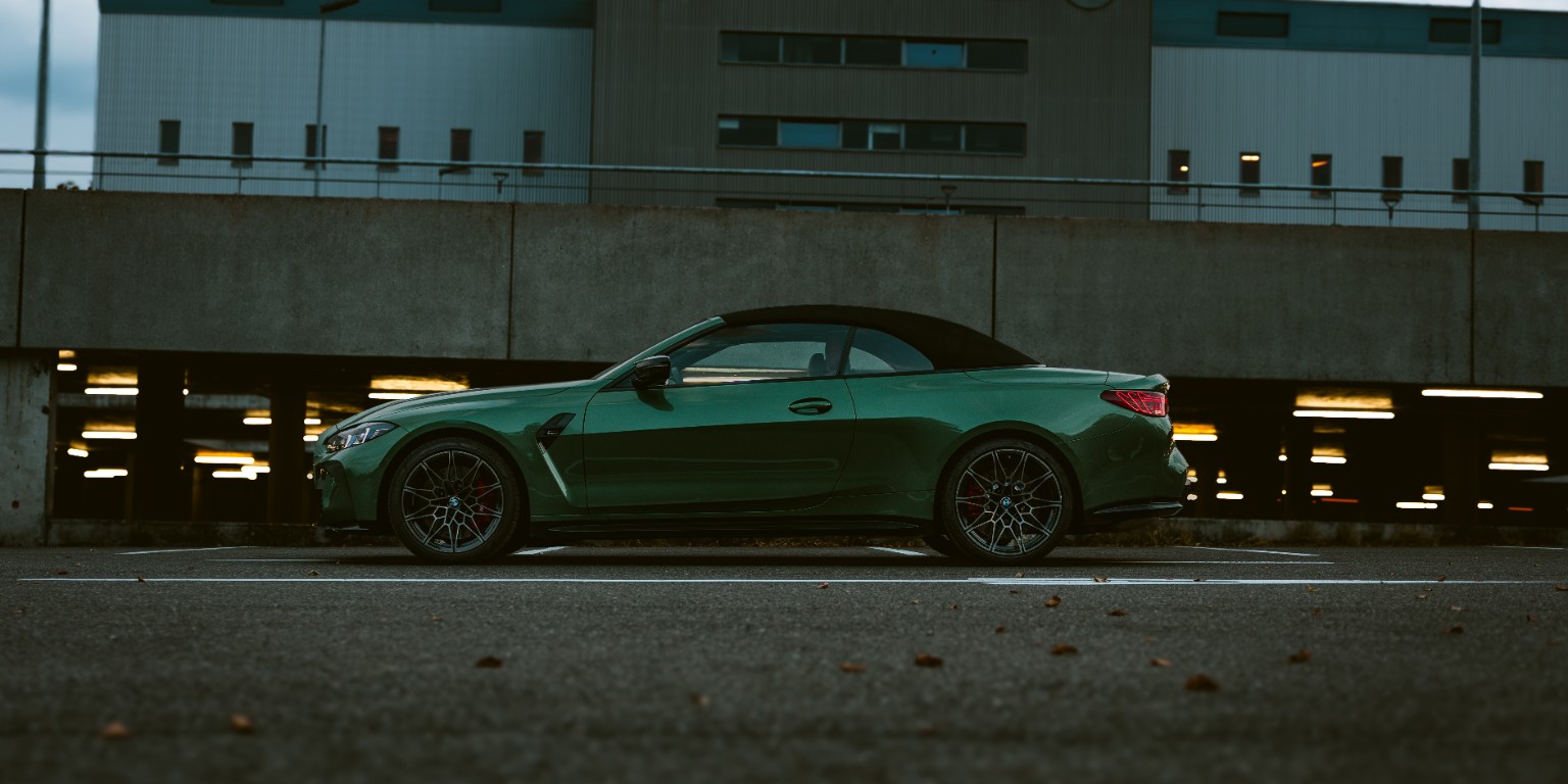 Profil d’une BMW M4 Competition Cabriolet verte