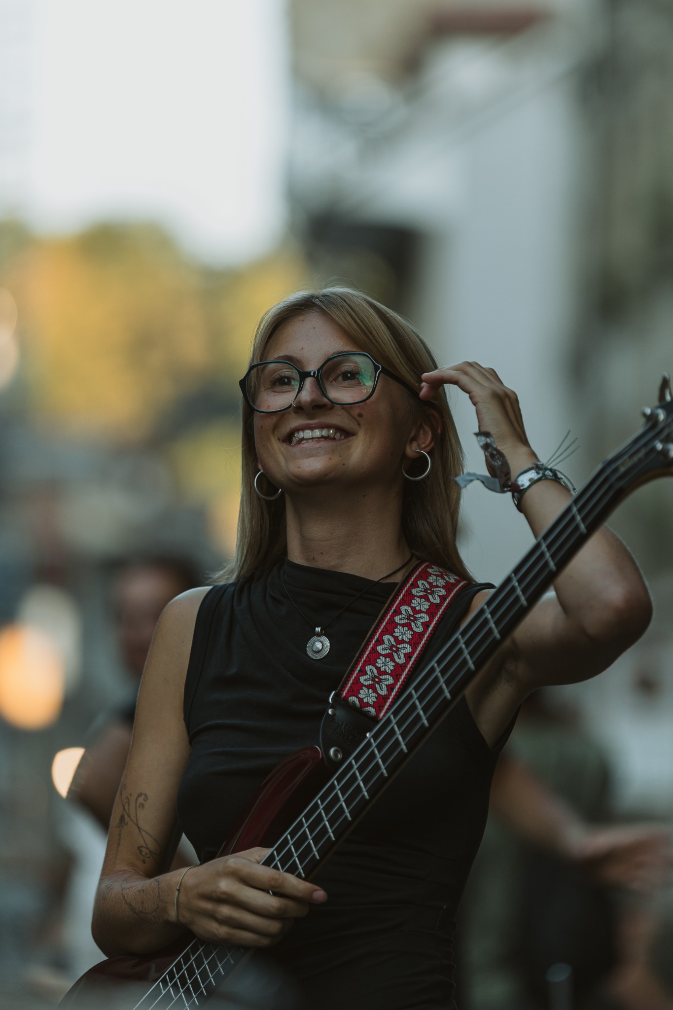 Bassiste souriante sur scène