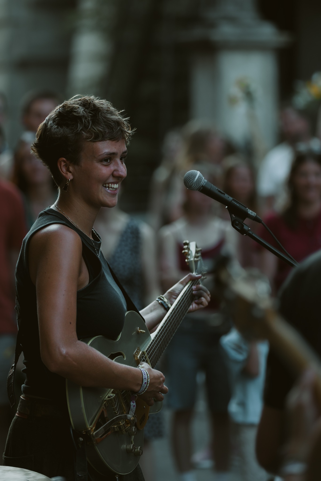 Guitariste pendant un concert de rue à Berne